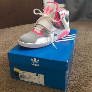 Women's. Adidas. Roundhouse. Size 9