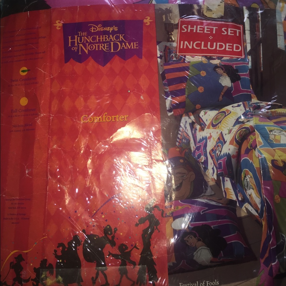NWOT hunchback of Notre Dame twin bed set