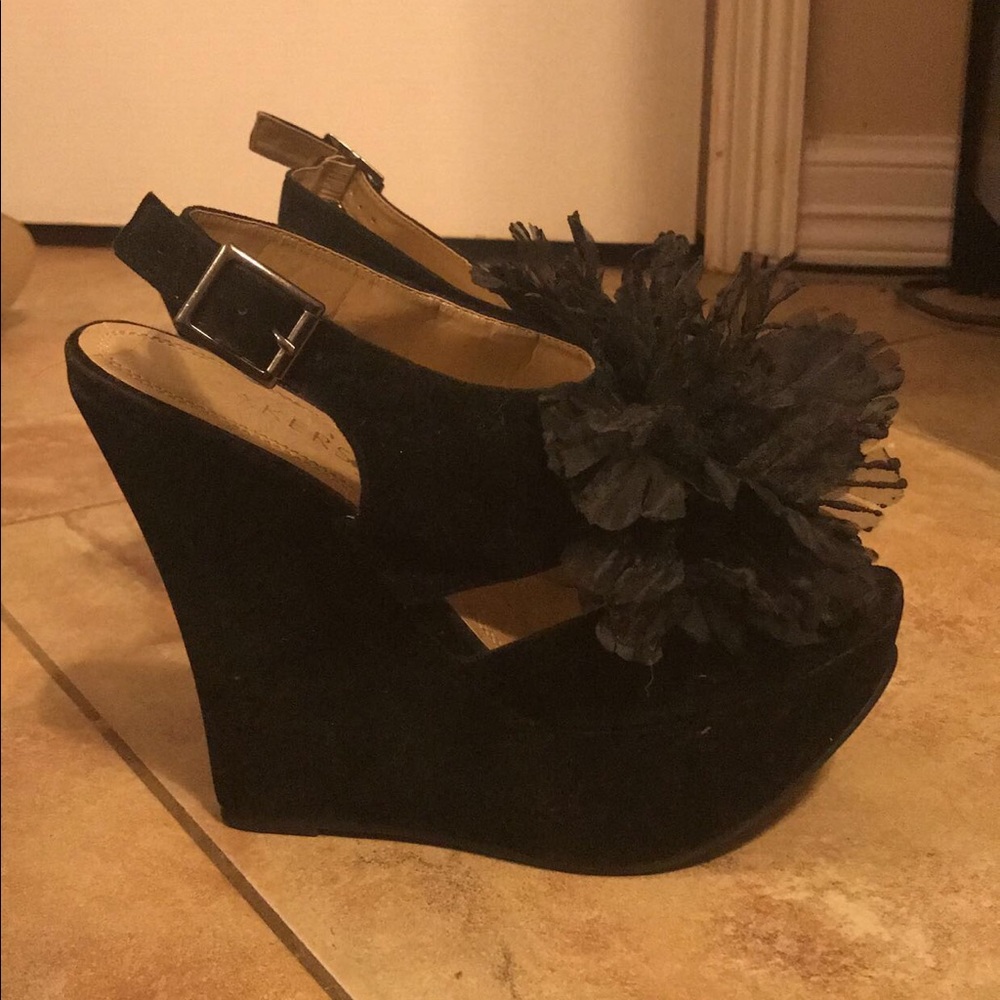 Peep toe Black wedges