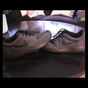 Black and grey Nike roshe runs