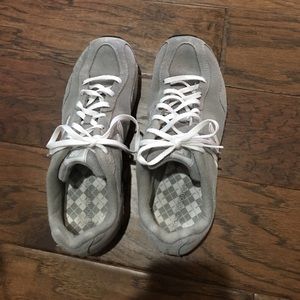 New balance tennis shoes