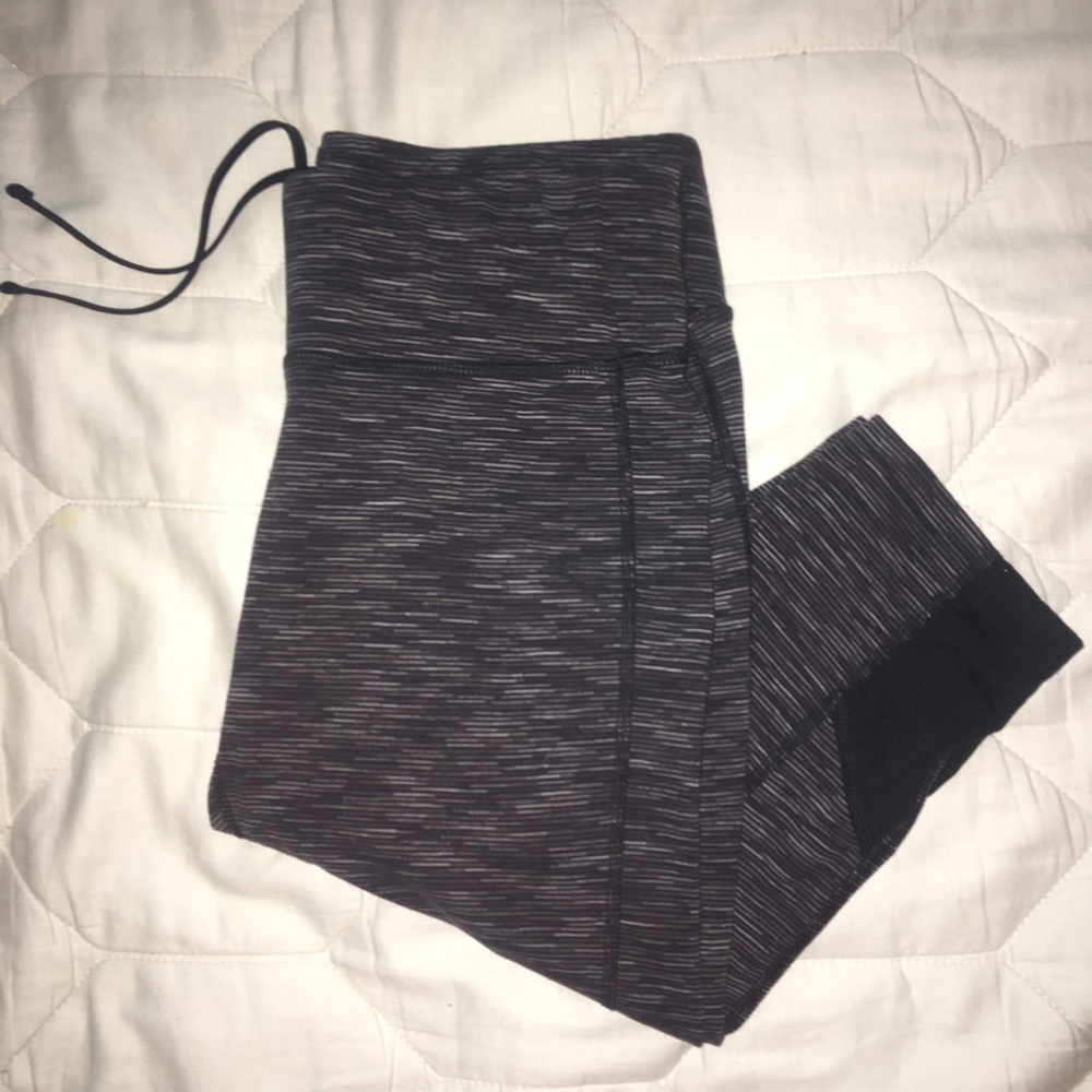 Black heathered crop leggings