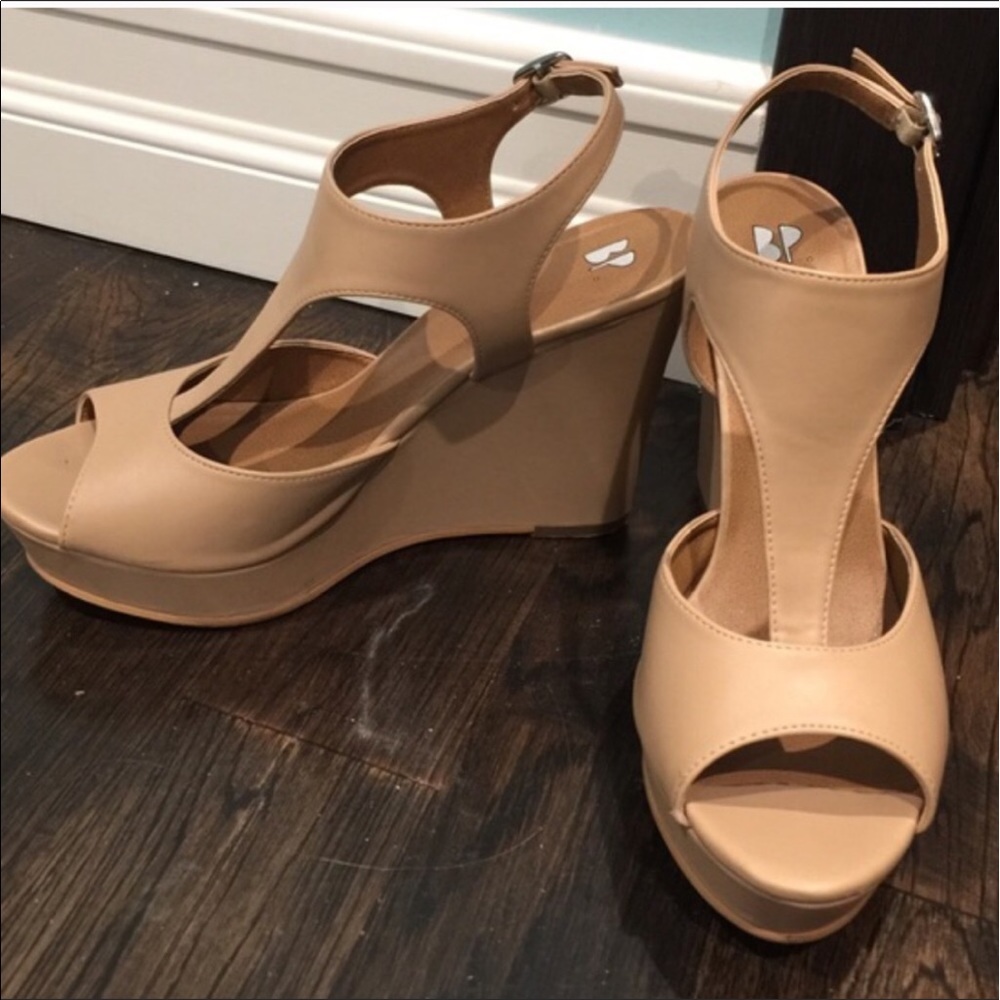 Nude BP wedges.
