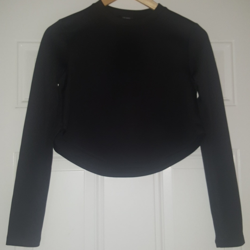 NEW W/TAG Black  long-sleeve crop top