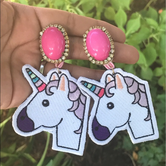 🍯MAKE AN OFFER Lovely Pony Earrings🍯 - Picture 2 of 4