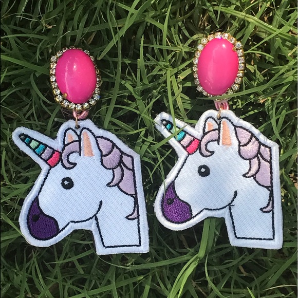 🍯MAKE AN OFFER Lovely Pony Earrings🍯 - Picture 3 of 4