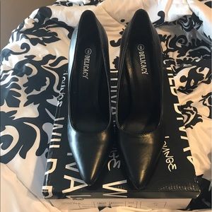 Black pumps