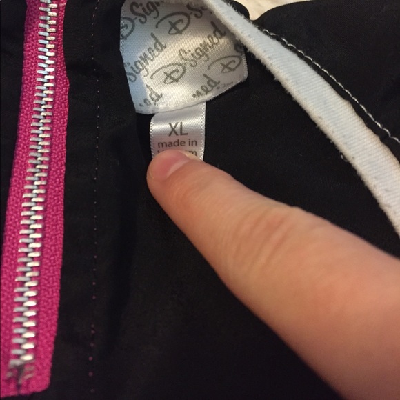 ❌TRADED❌ D-Signed shirt with a girl on front - Picture 3 of 7