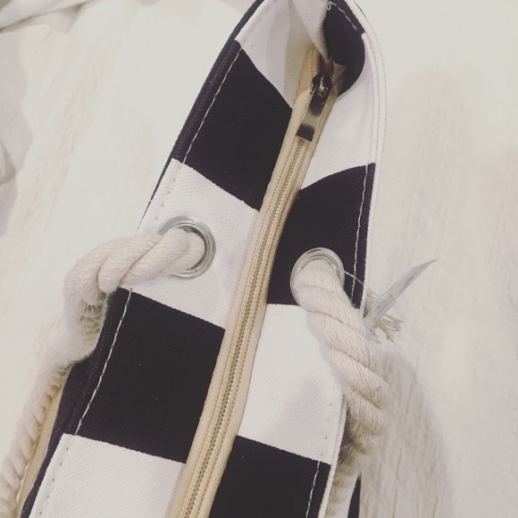 LAST ONE! Montauk Striped Tote Bag • - Picture 5 of 5