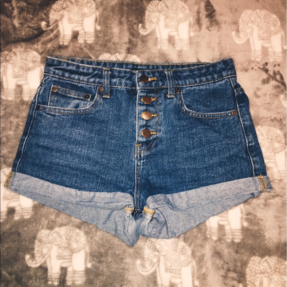 SOLD High waisted button up denim shorts✨