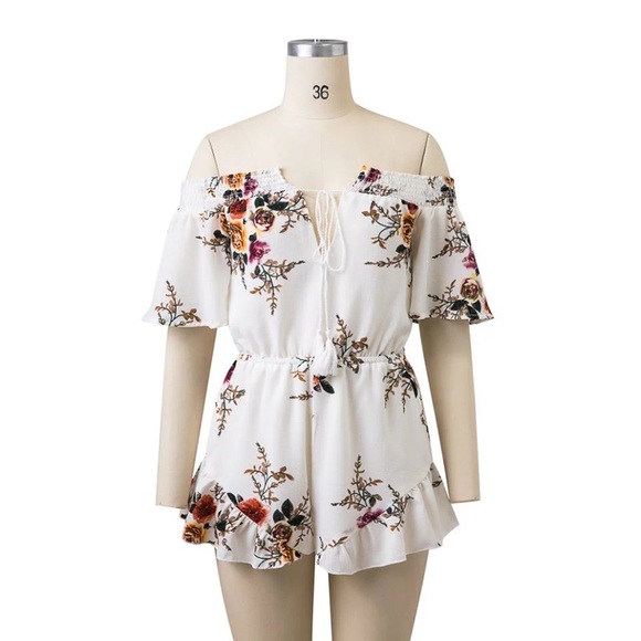 ✨ Off Shoulder Short Sleeve Floral Ruffled Romper - Picture 4 of 6