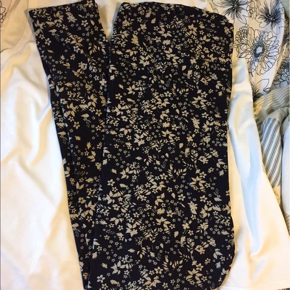 Lularoe leggings tc tall Curvy black solid floral
