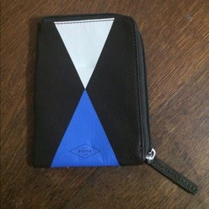 Fossil passport carrier