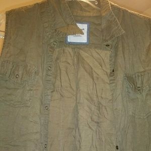 Sleeveless button up Tee