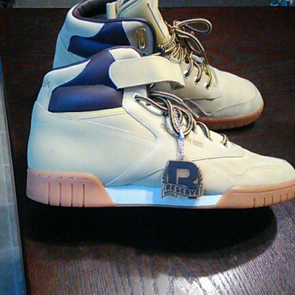 Shoe's - Picture 2 of 3