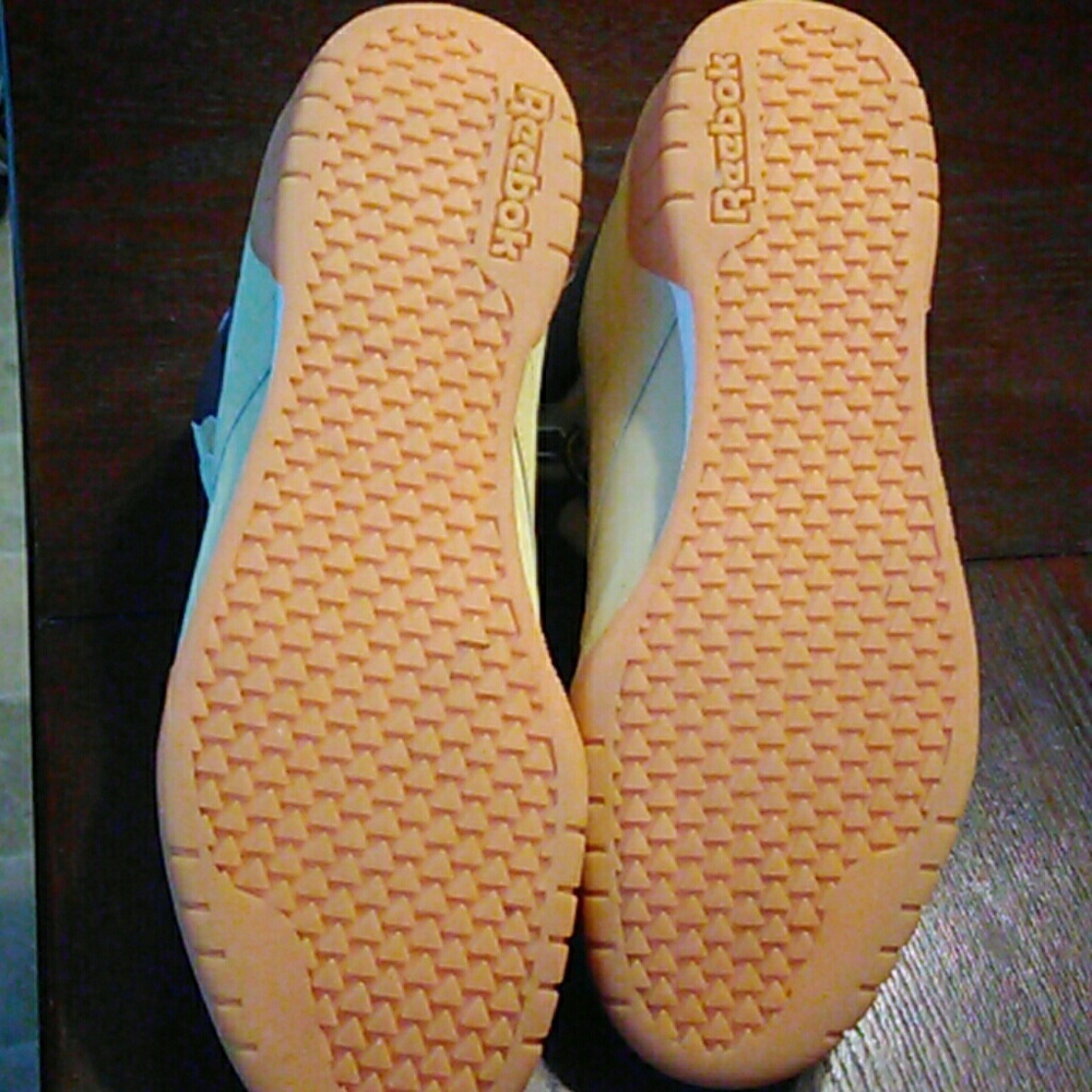 Shoe's - Picture 3 of 3
