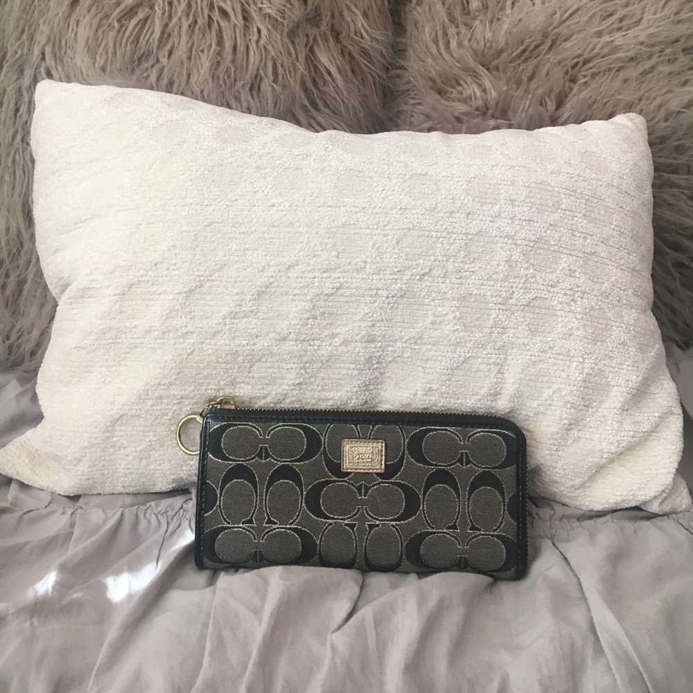 •Authentic Coach Poppy Wallet•