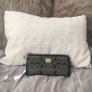 •Authentic Coach Poppy Wallet•