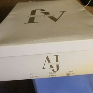 BRAND NEW NEVER WORN VJ Valenci brown suede boots