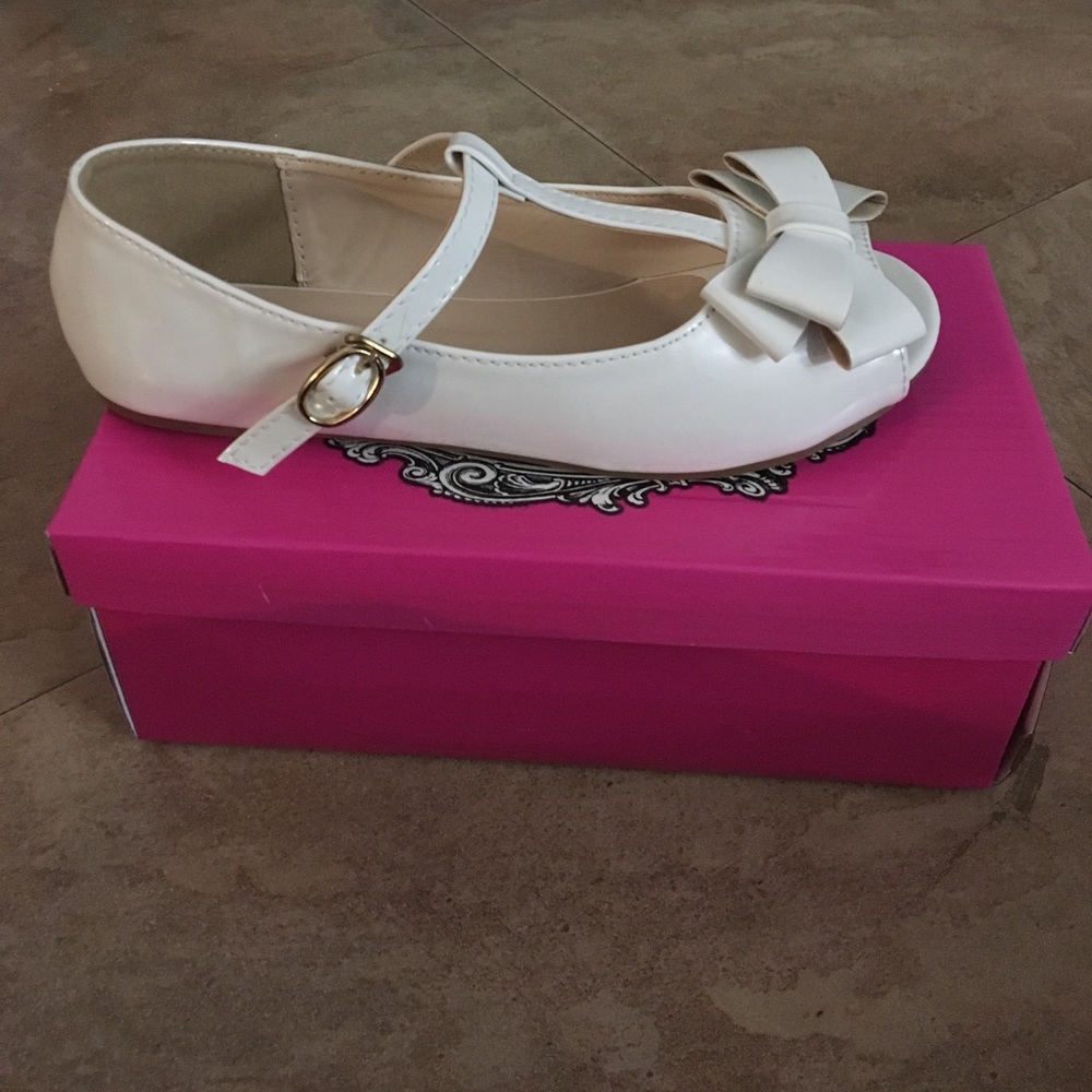 Girls size 1 peep toe shoe. White 💕