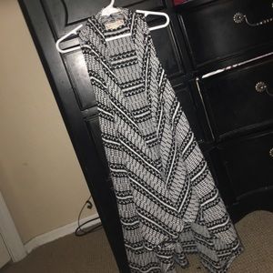 Cute sleeveless black n white cardigan.