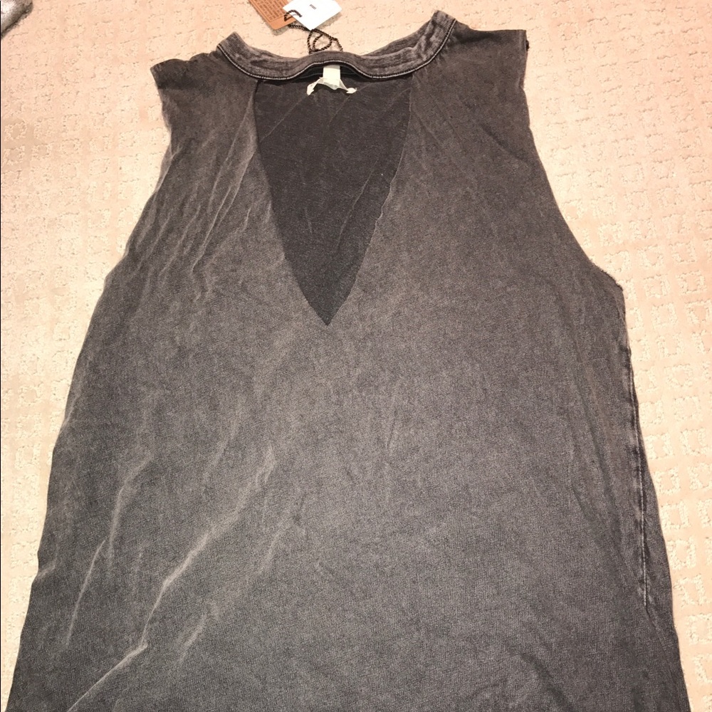 URBAN OUTFITTERS LOW CUT SHIRT