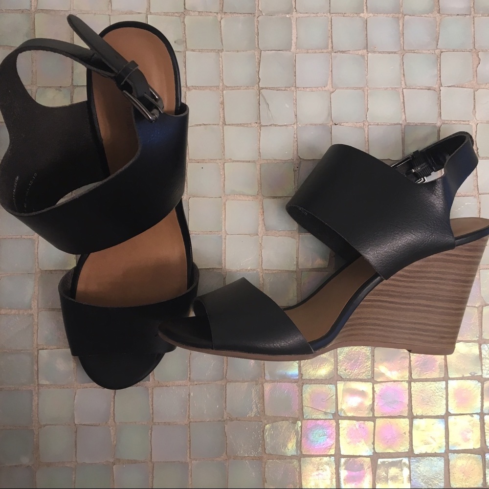 Black wedges