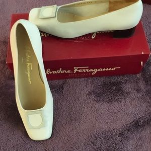 Women's beige Salvatore Ferragamo Size 7