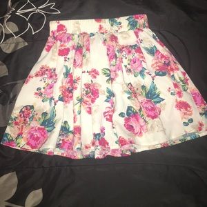 Short skirt can be worn high waisted