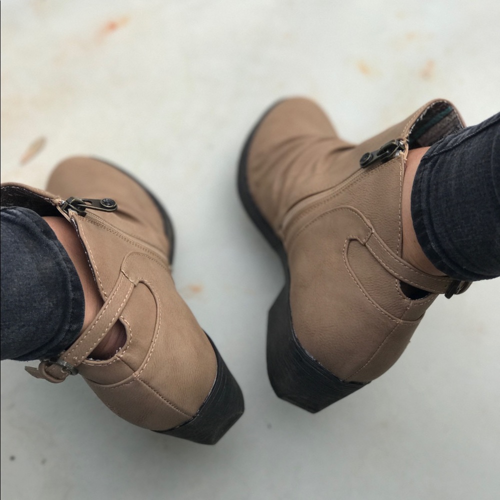 Shoes! Chic Tan Rushed Top Ankle Booties - Picture 3 of 5