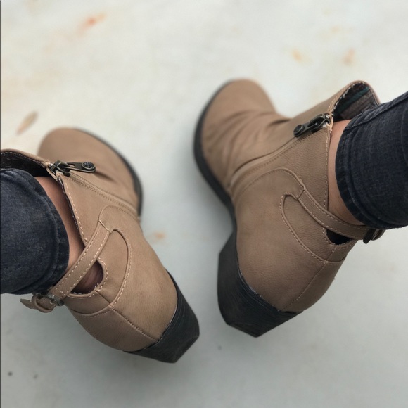 Shoes! Chic Tan Rushed Top Ankle Booties - Picture 3 of 5