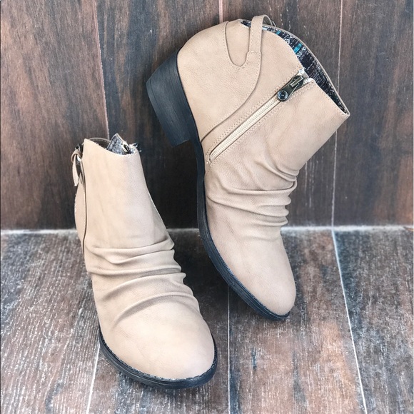 Shoes! Chic Tan Rushed Top Ankle Booties - Picture 4 of 5