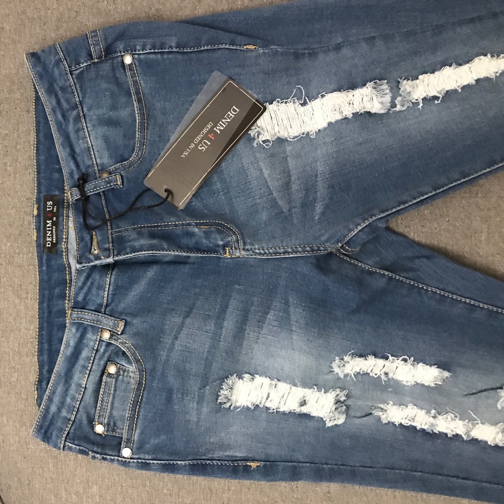 DISTRESSED JEANS ---> NEVER WORN.