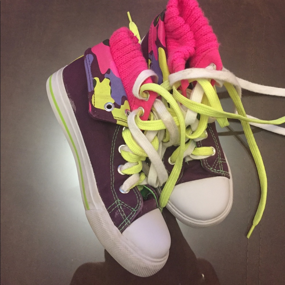 Girls little miss matchmatched sneakers. Size 1.