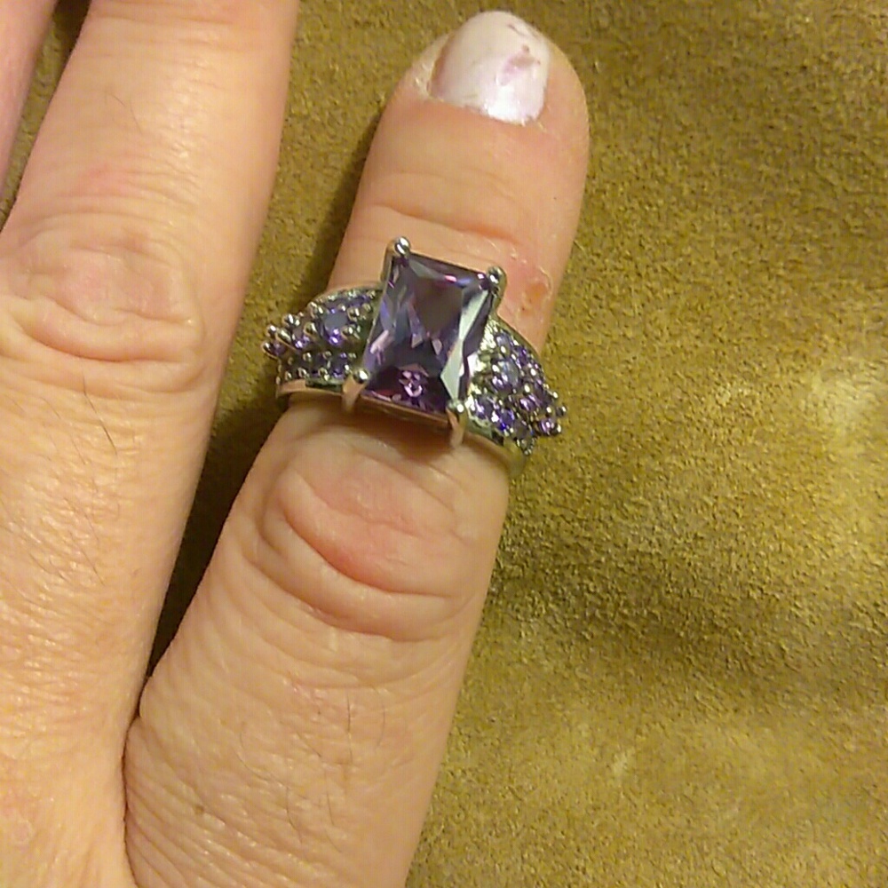 Beautiful purple stone sz 7 ring