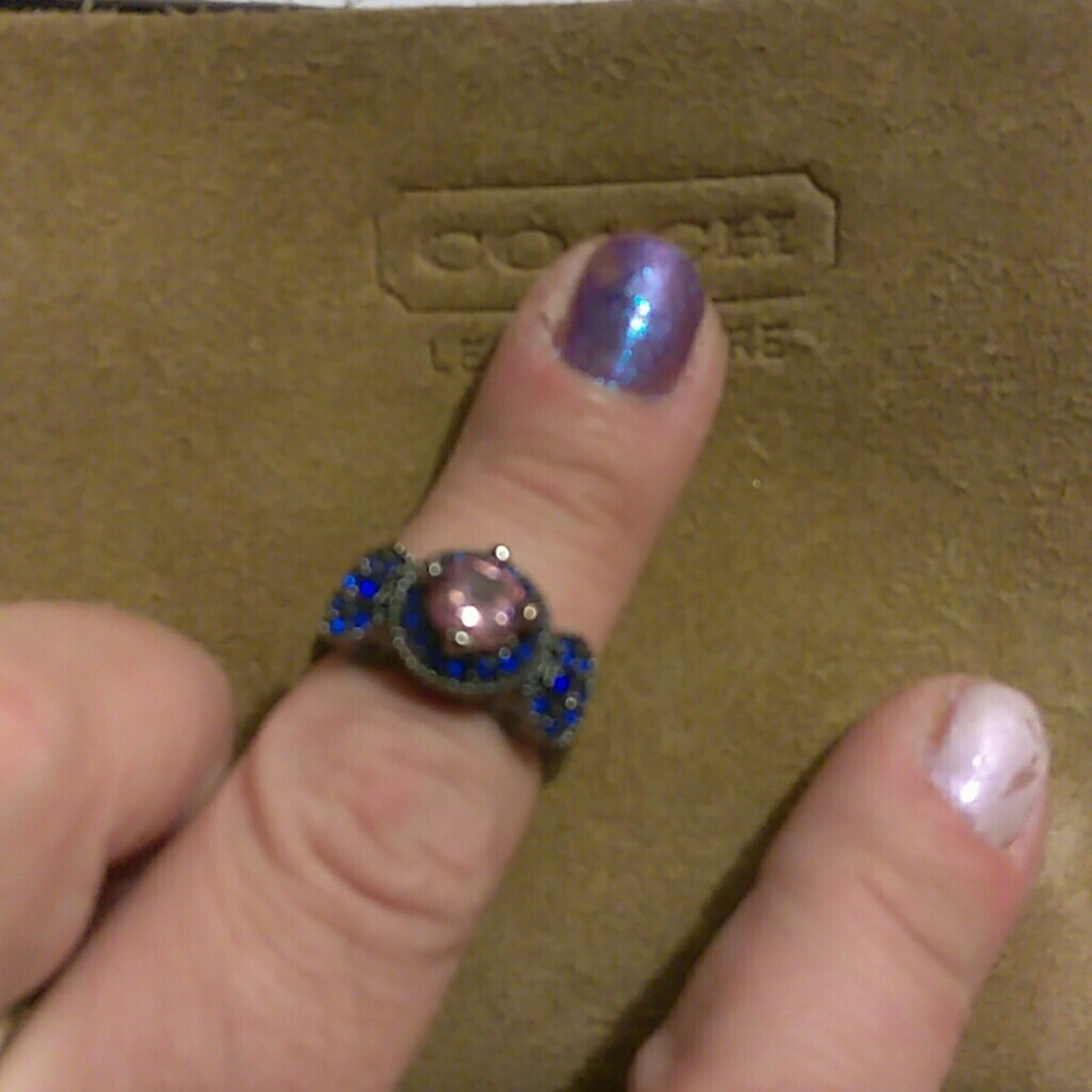 size 7 beautiful engagement ring! 💗