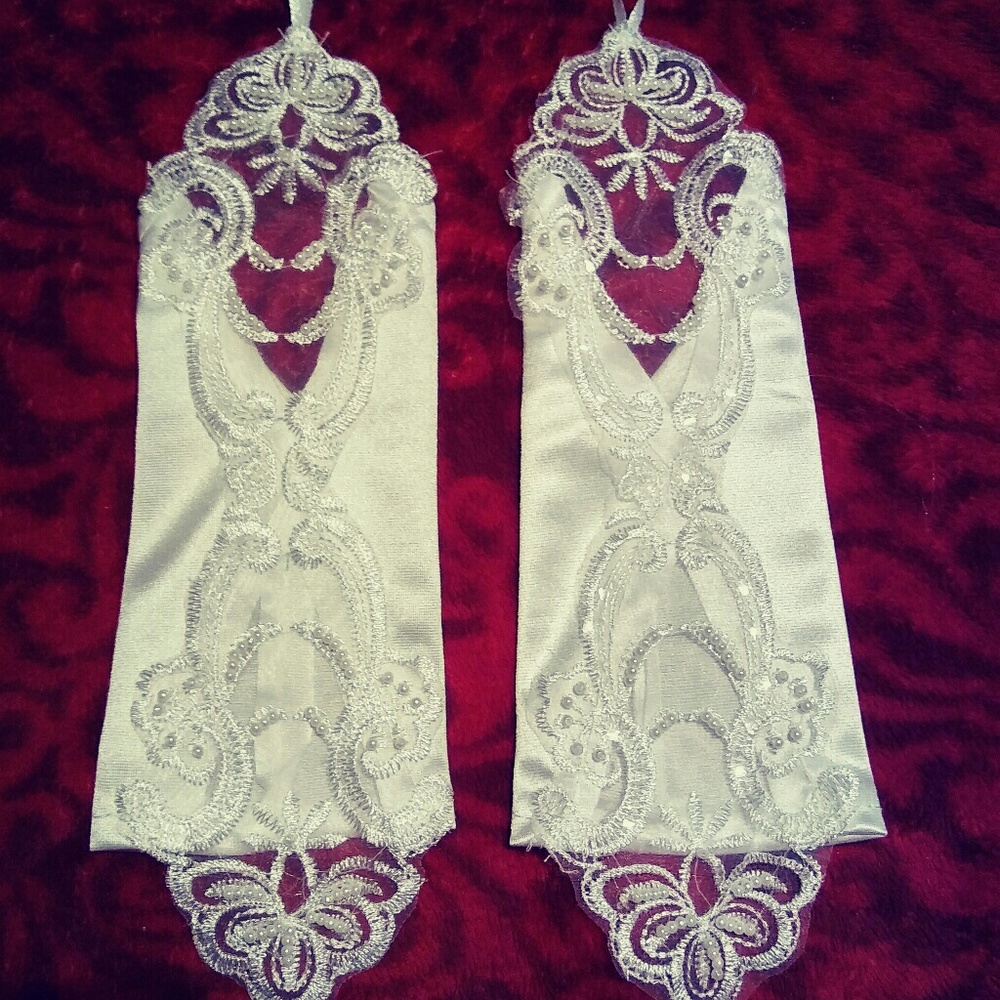 New in White or Ivory Lace Fingerless Gloves