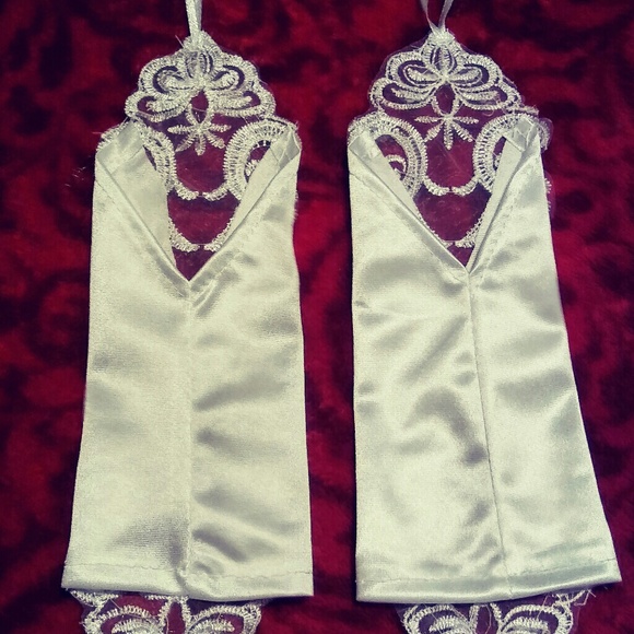 New in White or Ivory Lace Fingerless Gloves - Picture 2 of 3