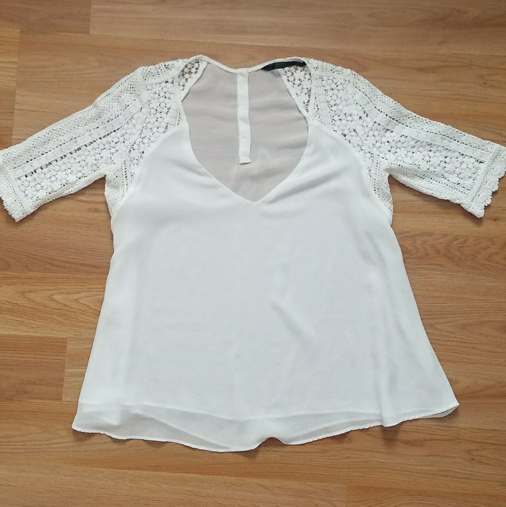 SOLD!!! 😍Beautiful White Flowy Top