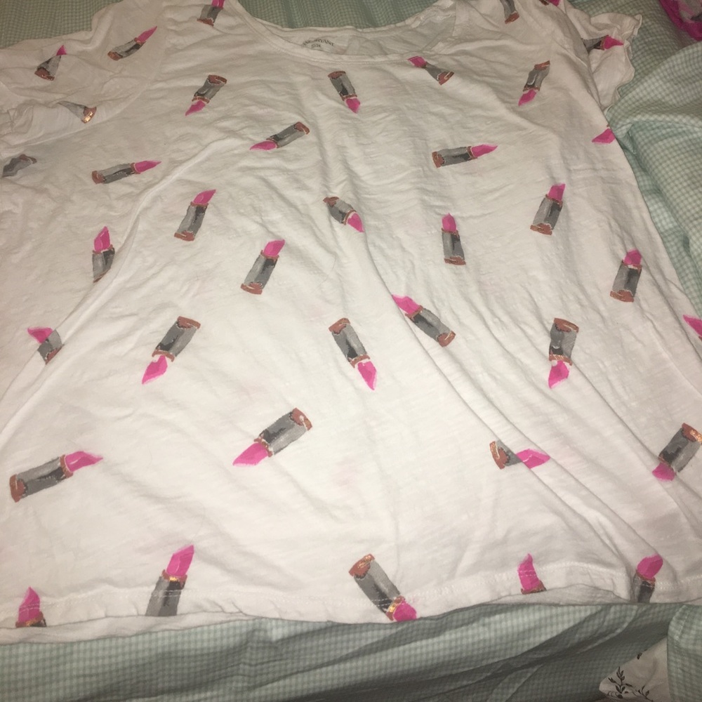 White tee with lipstick design