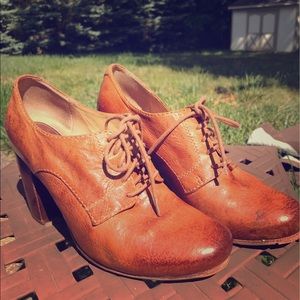 FRYE Carson Heel Oxford