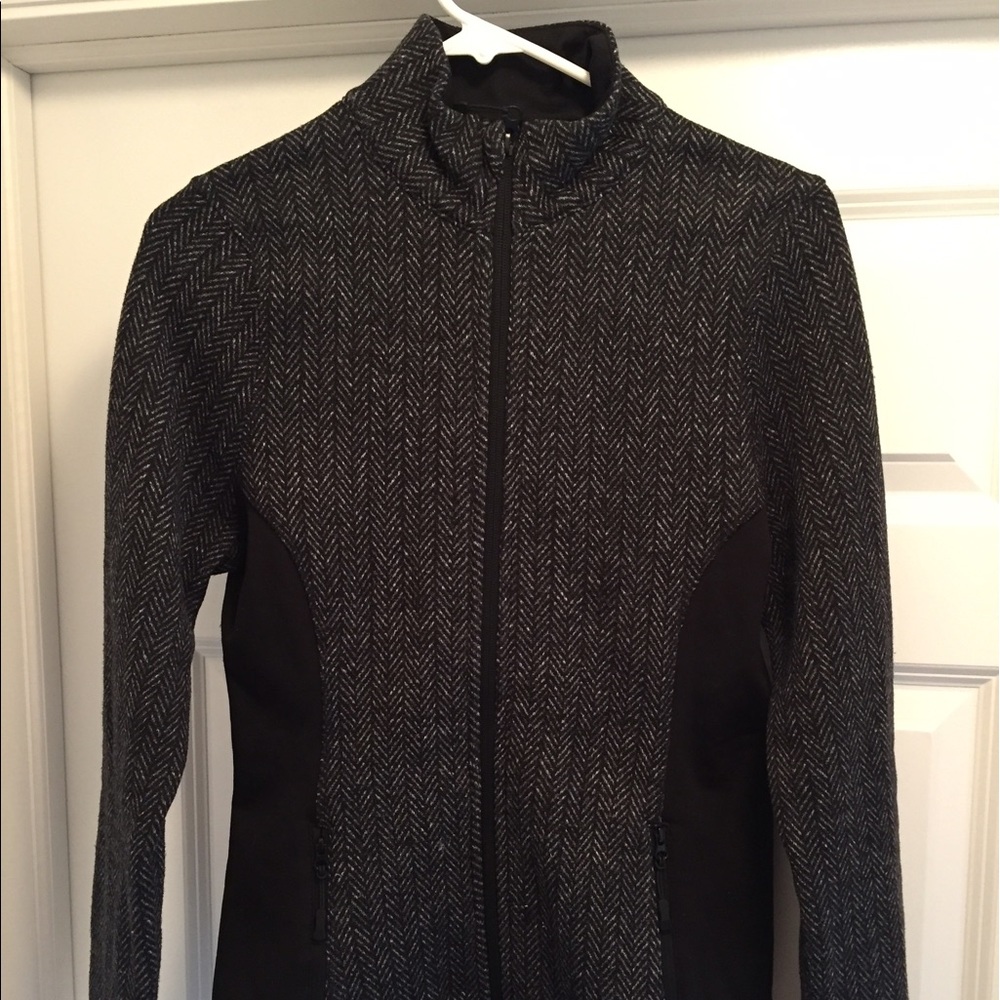 Women's Fleece Lined Eddie Bauer Zip up jacket.