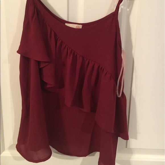 Ruffle Blouse perfect for summertime! - Picture 1 of 4