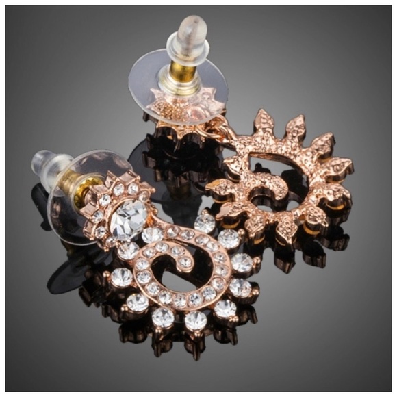 🎁 Swarovski Crystals Gold Swirl Earrings - Picture 3 of 4