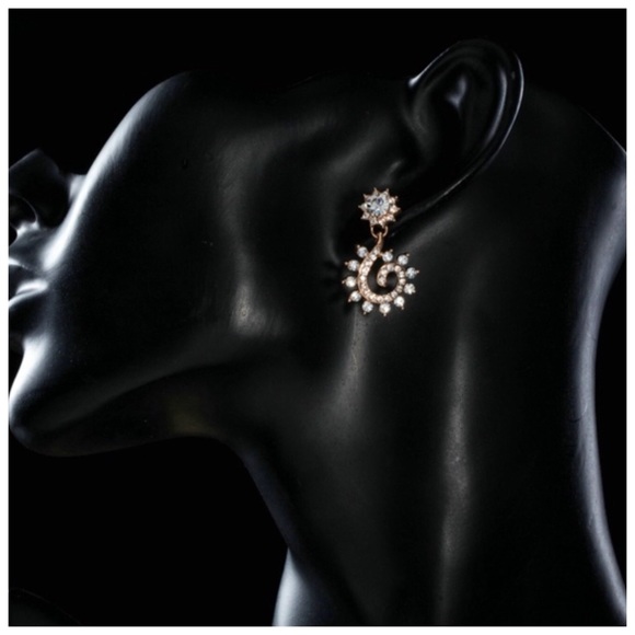 🎁 Swarovski Crystals Gold Swirl Earrings - Picture 4 of 4