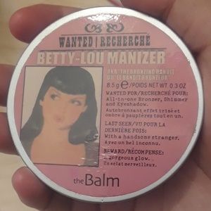 The Balm Betty-lou Manizer highlighter