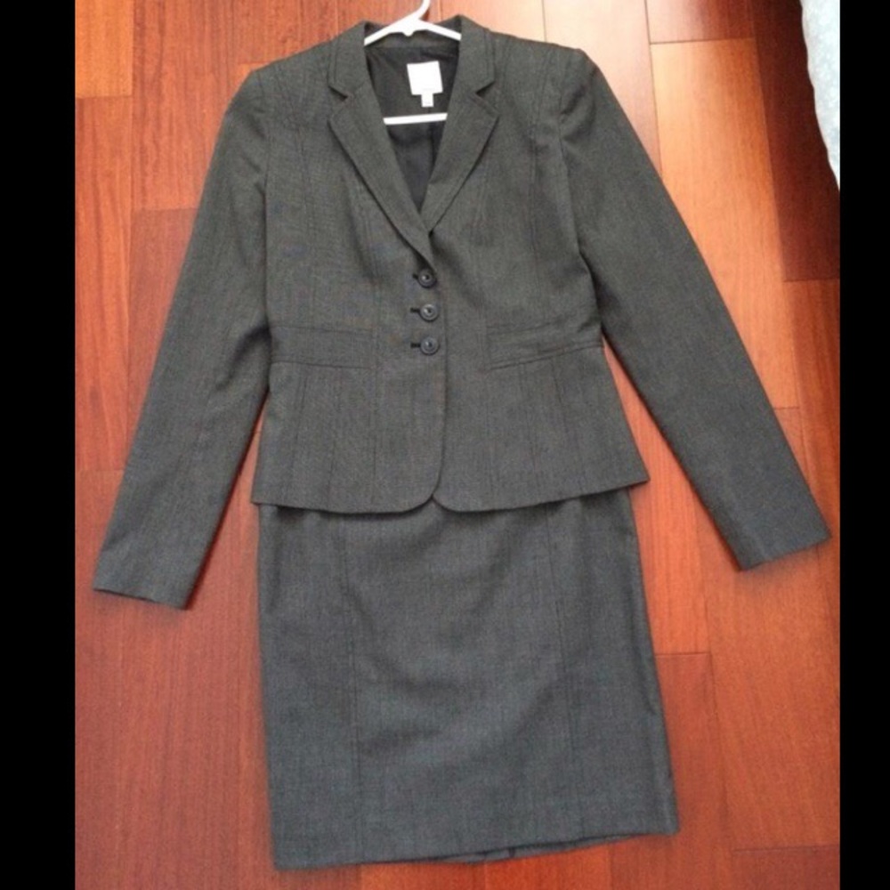 Beautiful fitted skirt suit 😍😍😍