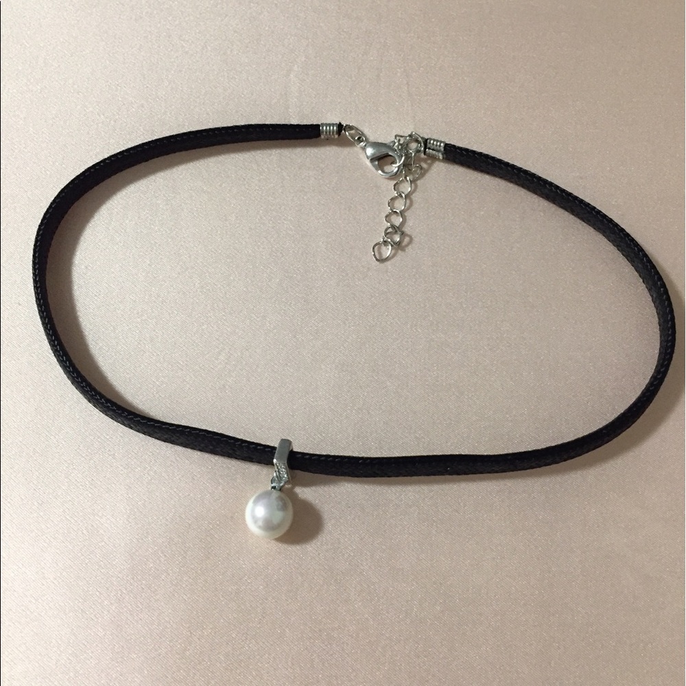 Black leather choker with pearl pendant ,  diamond
