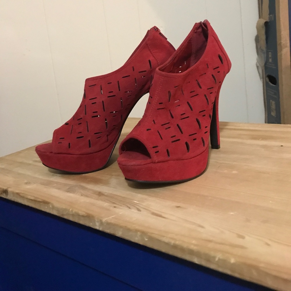 Red open toe pumps 👠
