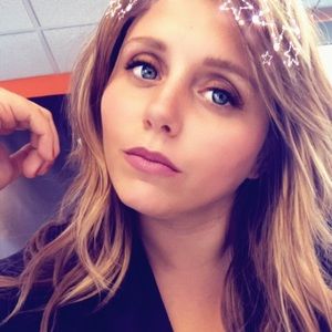 Meet your Posher, Courtney